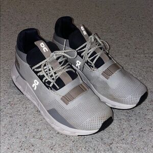 On Cloud Running Women’s Light Gray and Black Sneakers